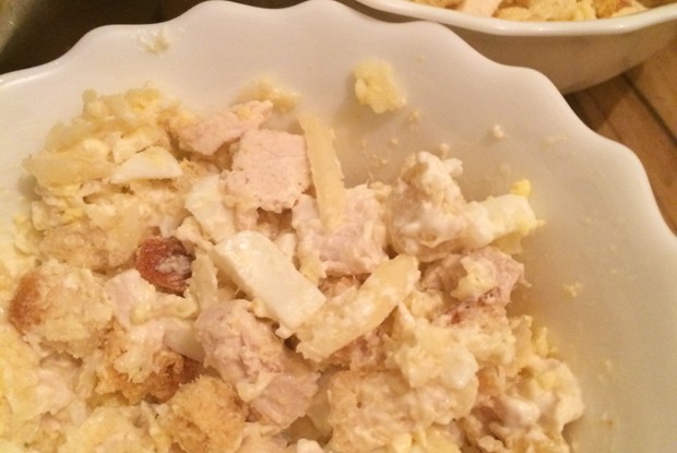 Салат из курицы с сыром и сухариками