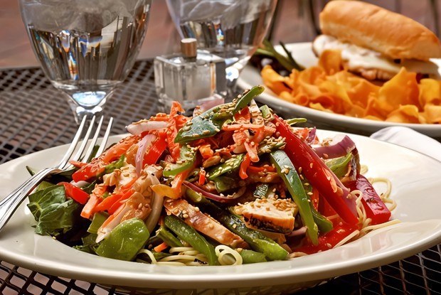 Салат из курицы со сладким перцем, имбирем и лимонником