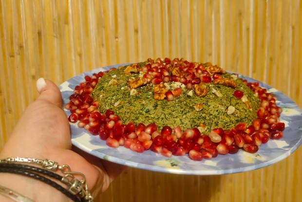 Салат из курицы, грецких орехов и зелени с гранатом