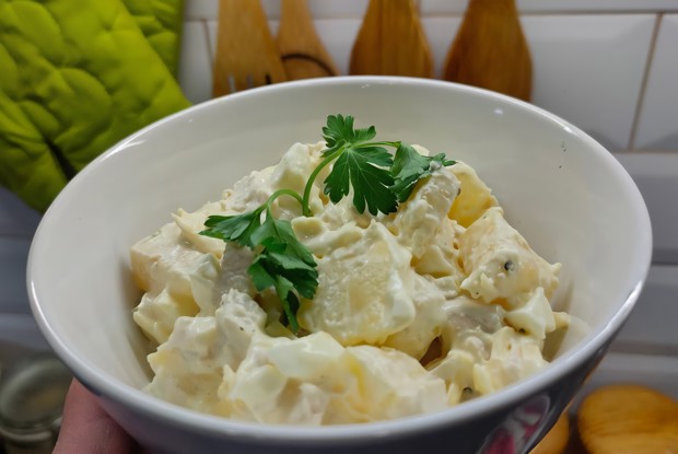 Салат из курицы с ананасом и сыром