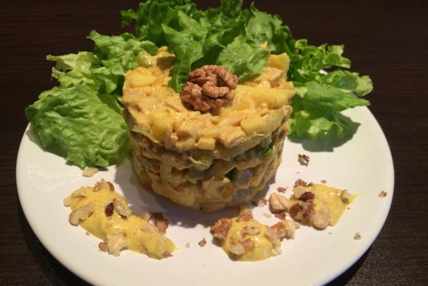 Салат из курицы, яблок, сельдерея и винограда с карри заправкой