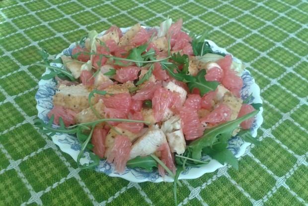 Салат из куриного филе и грейпфрута
