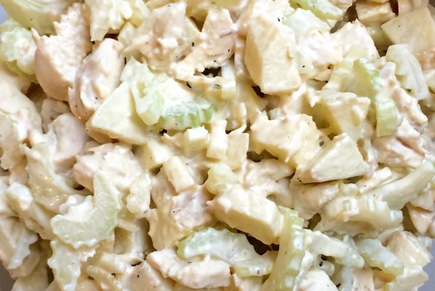 Салат из куриного филе с сельдереем и яблоками