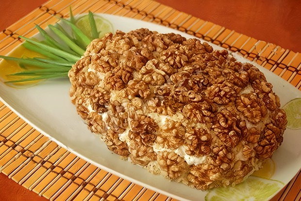 Салат из куриного окорока с грецкими орехами и сыром