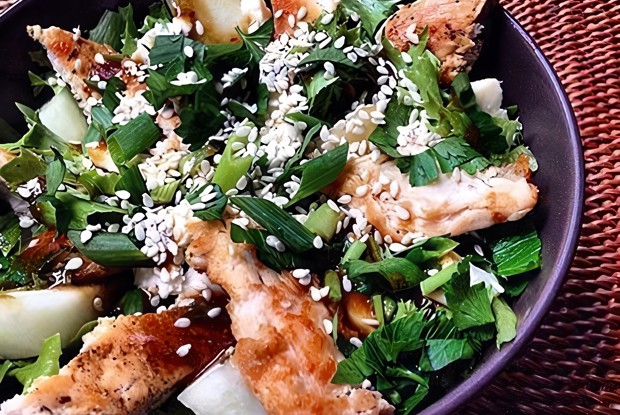 Салат из куриной грудки с дыней