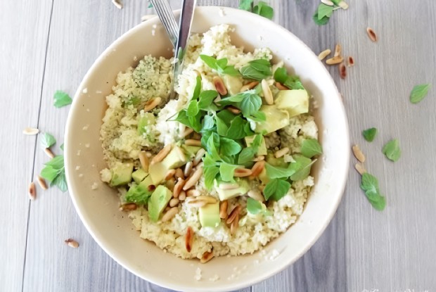 Салат из кускуса с мятой и авокадо