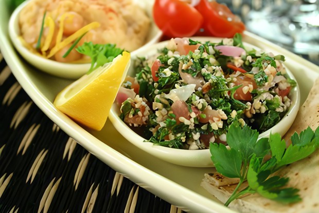 Салат из кускуса с нутом, красными перцами и заправкой из кумина