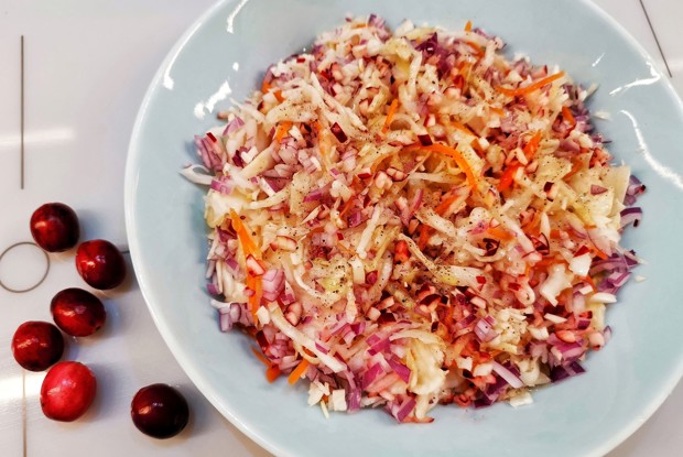 Салат из квашеной капусты с клюквой