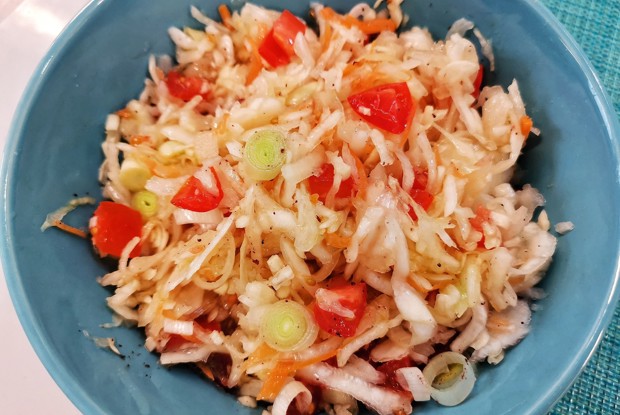 Салат из квашеной капусты с помидором и луком