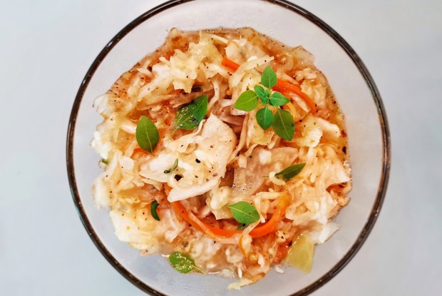 Салат из квашеной капусты с пряными специями и базиликом