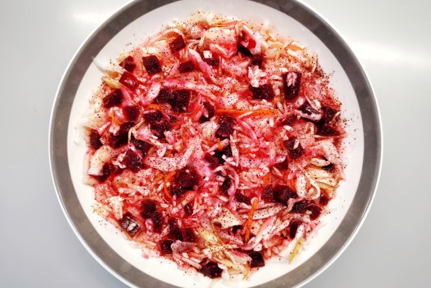 Салат из квашеной капусты со свеклой и чесноком