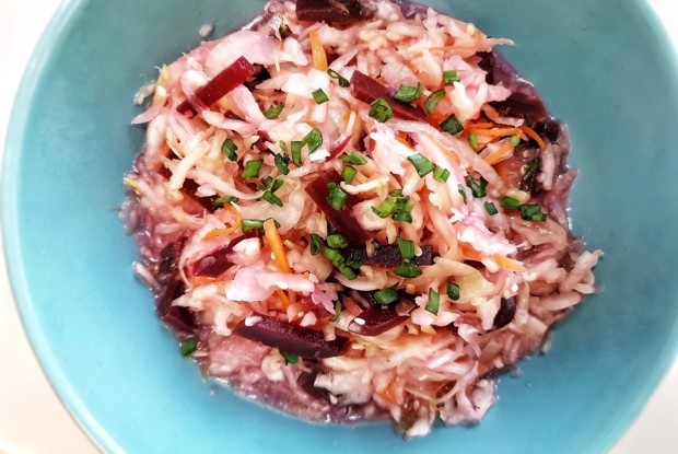 Салат из квашеной капусты со свеклой