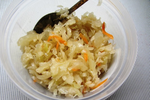 Салат из квашеной капусты