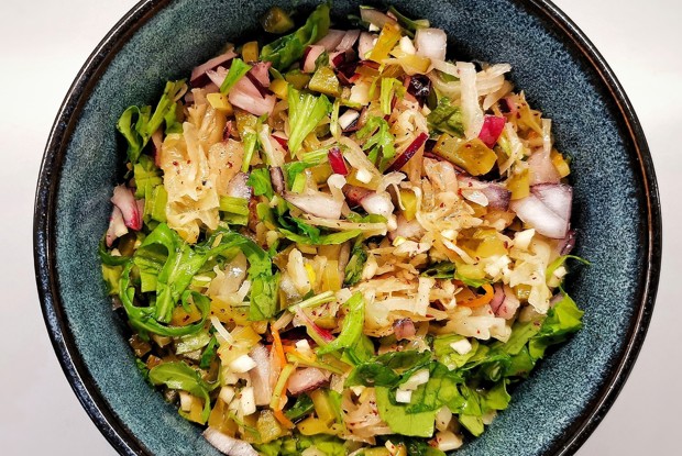 Салат из квашеной капусты с маринованными огурцами