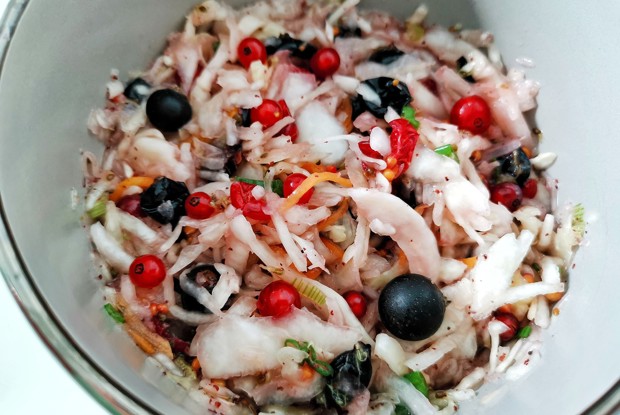 Салат из квашеной капусты с ягодами