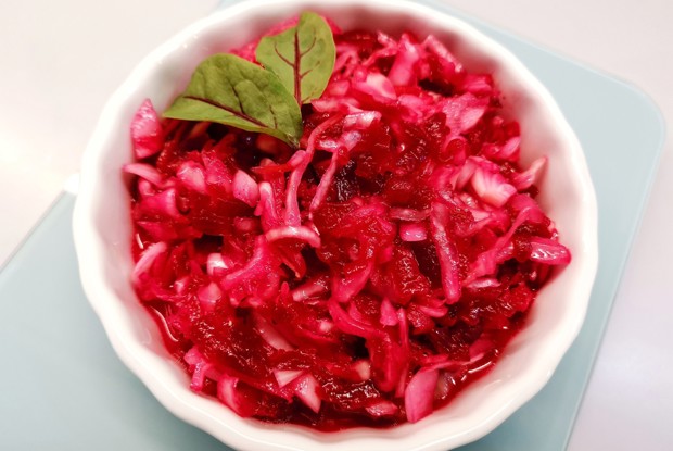 Салат из квашеной капусты со свеклой