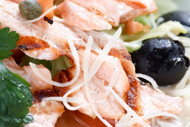 Салат из лосося с оливками