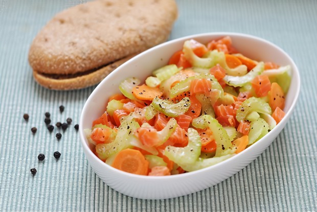 Салат из лосося, сельдерея и моркови