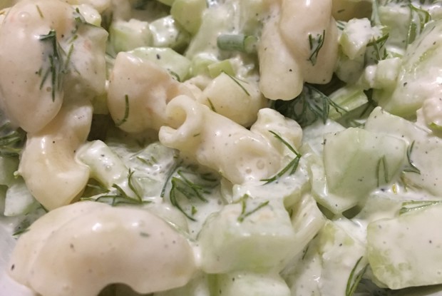 Салат из макарон с огурцом и сельдереем