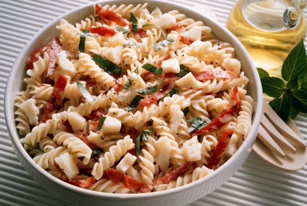 Салат из макарон с овощами