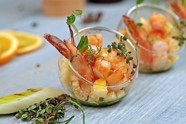 Салат из манго с креветками