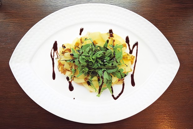 Салат из манго и сибаса