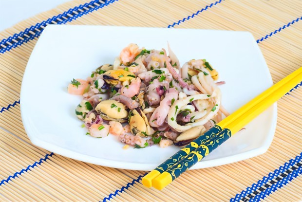 Салат из маринованного осьминога