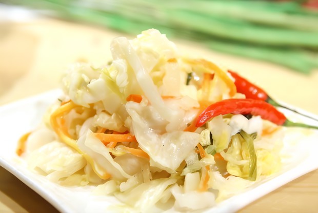 Салат из маринованной капусты с яблоками