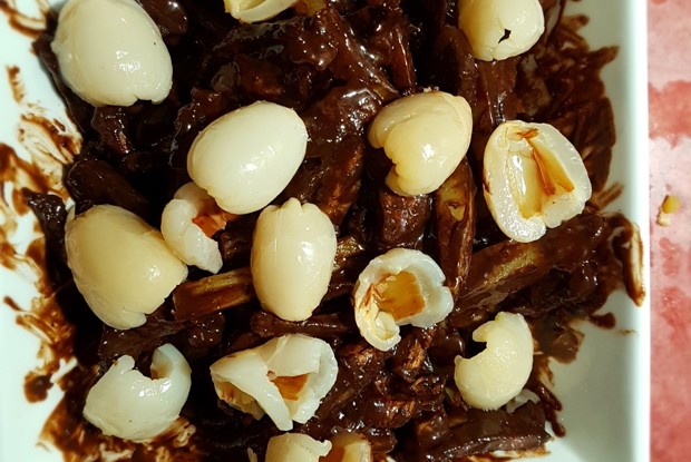 Салат из маринованной свинины с картофелем и горьким шоколадом