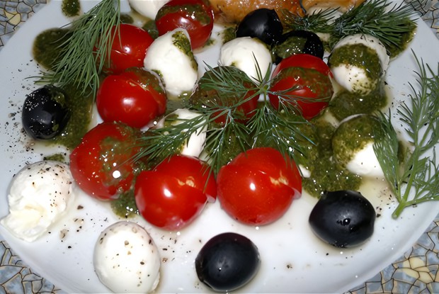 Салат из мини-моцареллы с бальзамическим песто
