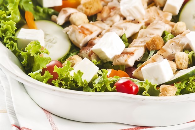 Салат из мяса, овощей и моцареллы с соусом чимичурри