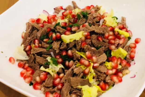 Салат из мяса с луком и зернами граната