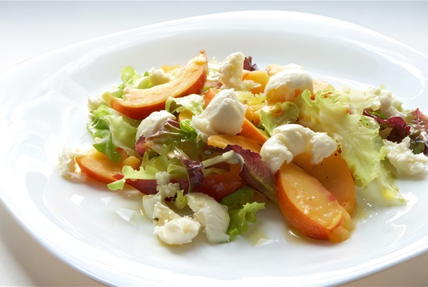 Салат из моцареллы с персиками