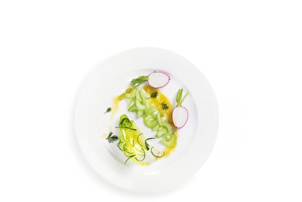 Салат из молодых овощей с винегретом из флердоранжа