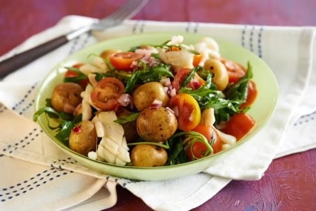 Салат из молодого картофеля и жареных кальмаров с помидорами черри