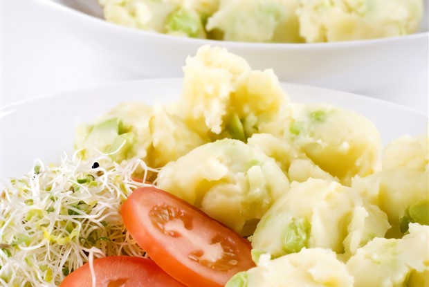 Салат из молодого картофеля с луком-шалотом и заправкой из уксуса и оливкового масла