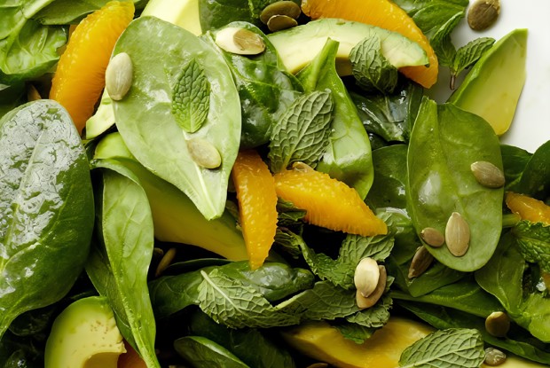 Салат из молодого шпината с авокадо и апельсином