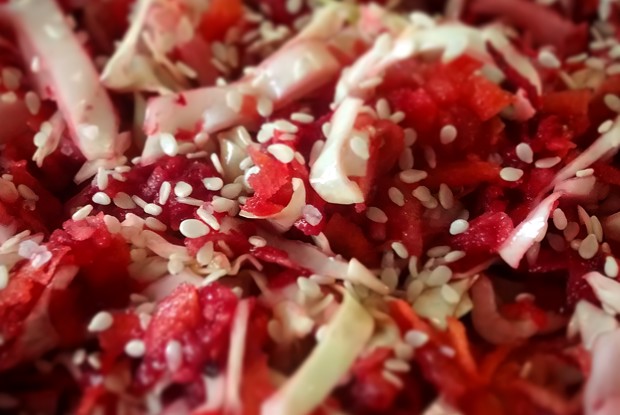 Салат из молодой капусты и свеклы с сельдереем