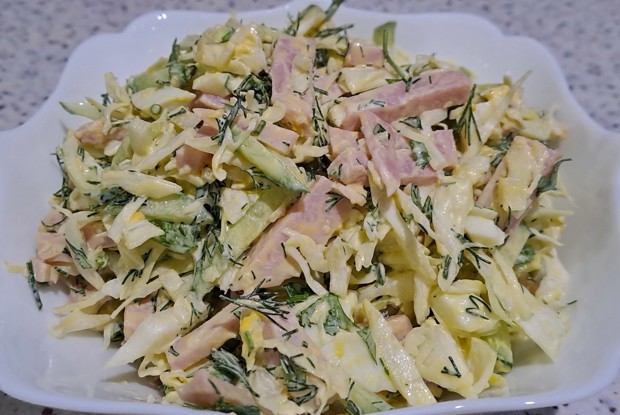 Салат из молодой капусты с ветчиной