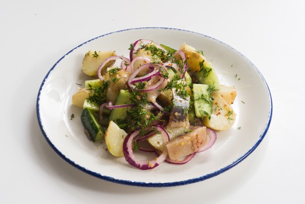 Салат из молодой картошки с селедкой и медово-горчичным соусом