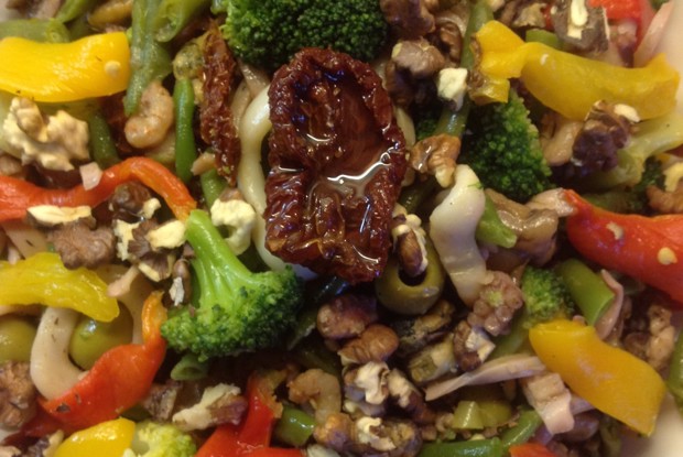 Салат из морепродуктов с вялеными помидорами