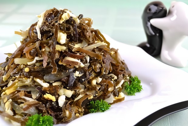 Салат из морской капусты с яйцом и овощами