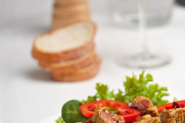 Салат из нектаринов и свинины на гриле, шпината и феты