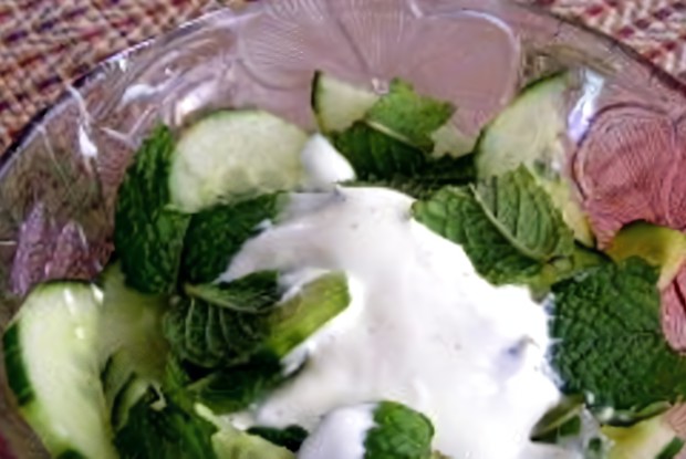 Салат из огурца, мяты и йогурта