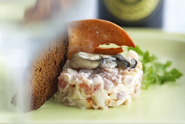 Салат из огурцов и креветок с сыром