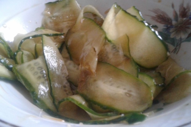 Салат из огурцов с соевым соусом