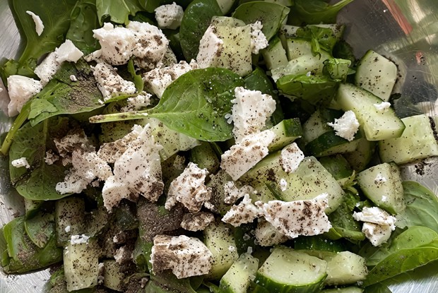 Салат из огурцов, шпината и феты