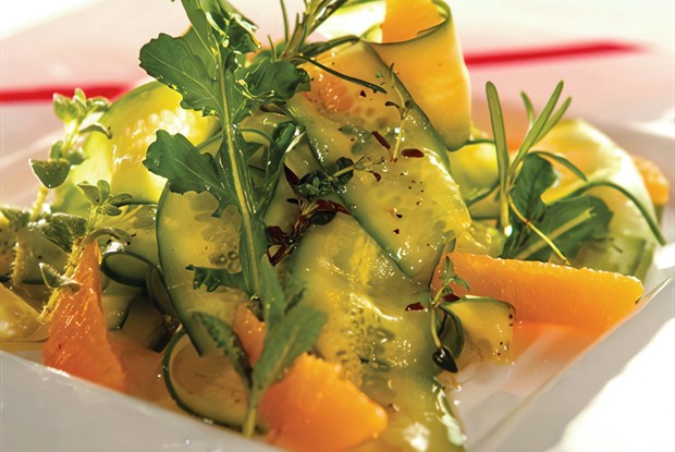 Салат из огурцов со свежими травами, дольками апельсина и цедрой