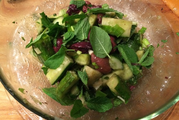 Салат из огурцов в средиземноморском стиле