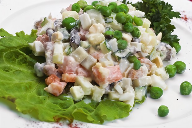 Салат из овощей с ветчиной, йогуртом и анчоусами